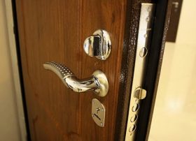 Замена входной двери в квартире в Королёве