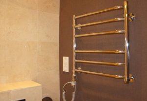 Установка электрического полотенцесушителя в ванной в Королёве
